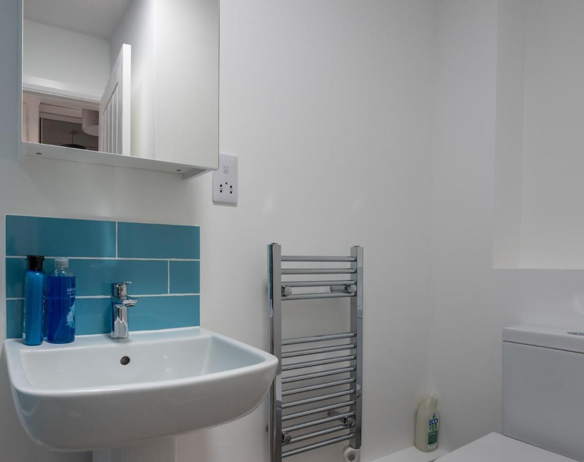 Riverside Apartment With Views And Parking キングスブリッジ エクステリア 写真